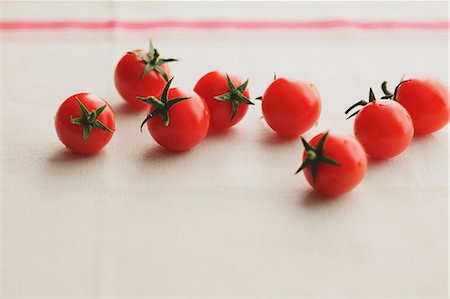 simsearch:622-08123092,k - Cherry tomatoes on a table Photographie de stock - Rights-Managed, Code: 859-06469960