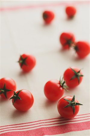 simsearch:859-06469972,k - Cherry tomatoes on a table Stock Photo - Rights-Managed, Code: 859-06469961