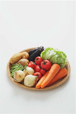 Mixed vegetables in a wooden basket on the table Foto de stock - Con derechos protegidos, Código: 859-06469977