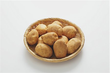 simsearch:859-06470223,k - Potatoes in a wooden basket on a table Stock Photo - Rights-Managed, Code: 859-06469979