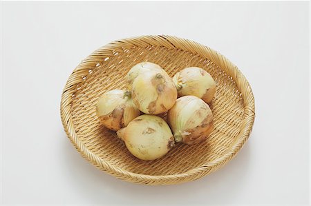 simsearch:859-06469972,k - Fresh onions in a wooden basket on a table Stock Photo - Rights-Managed, Code: 859-06469986