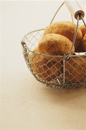 simsearch:859-06469972,k - Potatoes in a metal basket on a table Stock Photo - Rights-Managed, Code: 859-06469994