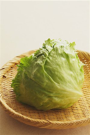 Lettuce on a wooden plate Foto de stock - Con derechos protegidos, Código: 859-06469998