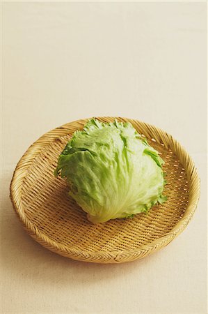 Lettuce on a wooden plate Photographie de stock - Rights-Managed, Code: 859-06469999