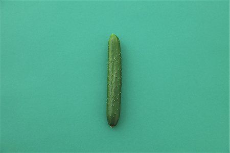 simsearch:859-06470256,k - Cucumber on green background Photographie de stock - Rights-Managed, Code: 859-06470039