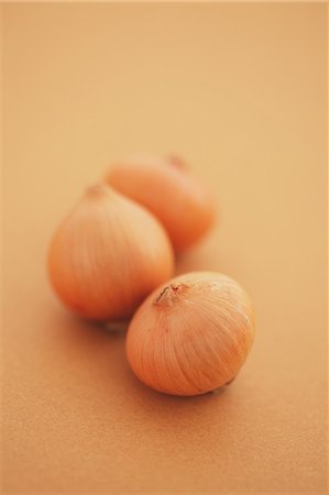 simsearch:859-06469972,k - Three onions on orange background Stock Photo - Rights-Managed, Code: 859-06470097