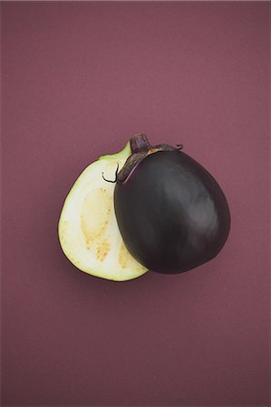 Eggplant on purple background Foto de stock - Con derechos protegidos, Código: 859-06470093