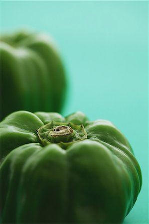 simsearch:859-06470120,k - Two green peppers on green background Stockbilder - Lizenzpflichtiges, Bildnummer: 859-06470105