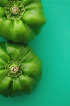 simsearch:859-06470120,k - Two green peppers on green background Stockbilder - Lizenzpflichtiges, Bildnummer: 859-06470106