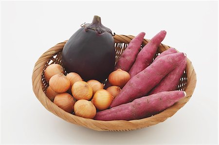 simsearch:622-07810792,k - Mixed vegetables in a wooden basket Foto de stock - Con derechos protegidos, Código: 859-06470102