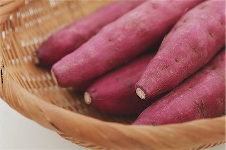 Sweet potatoes in a wooden basket Photographie de stock - Rights-Managed, Code: 859-06470103