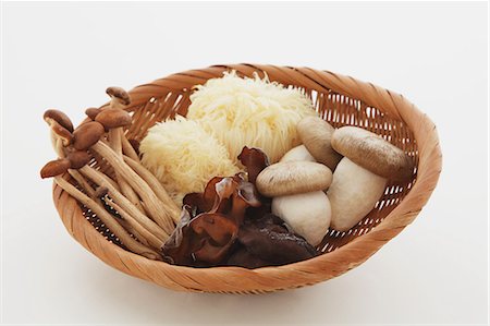 stem vegetable - Mixed mushrooms in a wooden basket Foto de stock - Con derechos protegidos, Código: 859-06470127
