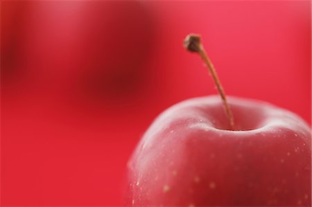 Red apple on red background Foto de stock - Con derechos protegidos, Código: 859-06470148