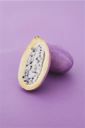 schmackhaft - Chocolate Vines on purple background Stockbilder - Lizenzpflichtiges, Bildnummer: 859-06470142