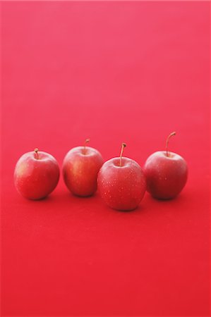 simsearch:859-06470132,k - Red apples on red background Photographie de stock - Rights-Managed, Code: 859-06470152