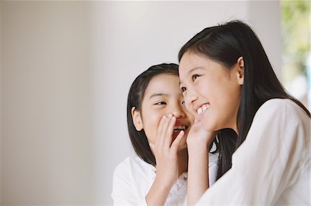 Close up of sisters in pre-adolescent age talking to each other Stockbilder - Lizenzpflichtiges, Bildnummer: 859-06470167