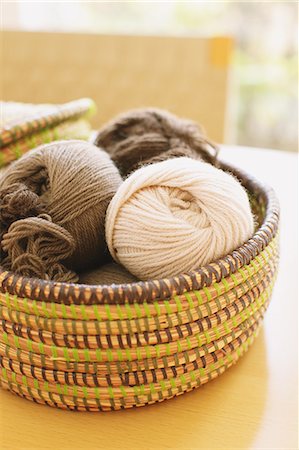 panier - Basket with yarn balls on a table Photographie de stock - Rights-Managed, Code: 859-06470188