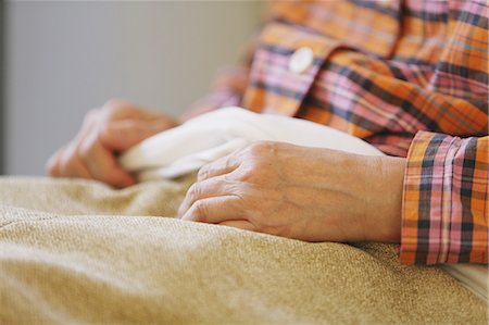 Close up of senior adult woman hands Stockbilder - Lizenzpflichtiges, Bildnummer: 859-06470204