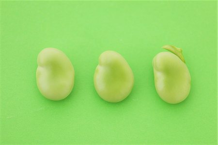 simsearch:859-06470108,k - Broad beans on green background Photographie de stock - Rights-Managed, Code: 859-06470276