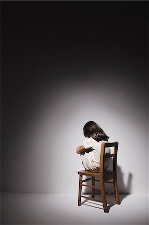 sentimiento de soledad - Sad girl in a white dress sitting on a chair Foto de stock - Con derechos protegidos, Código: 859-06537706