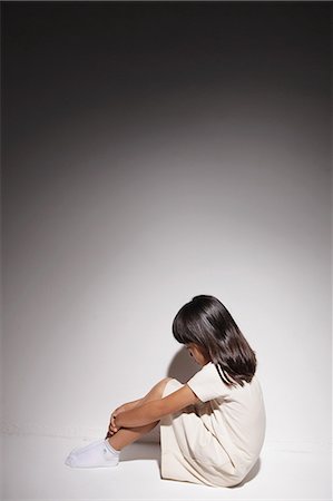 Sad girl in a white dress sitting on the floor Stockbilder - Lizenzpflichtiges, Bildnummer: 859-06537702