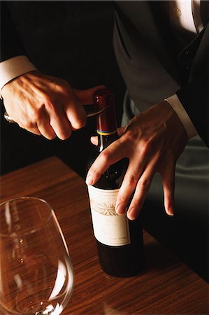 flaschenöffner - Sommelier opening a bottle of wine Stockbilder - Lizenzpflichtiges, Bildnummer: 859-06537790