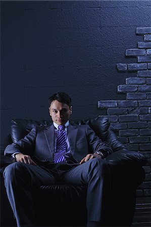 digno - Businessman sitting on a sofa Foto de stock - Con derechos protegidos, Código: 859-06537849