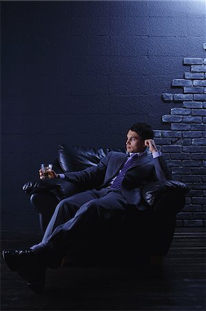 Businessman drinking on a sofa Foto de stock - Con derechos protegidos, Código: 859-06537852