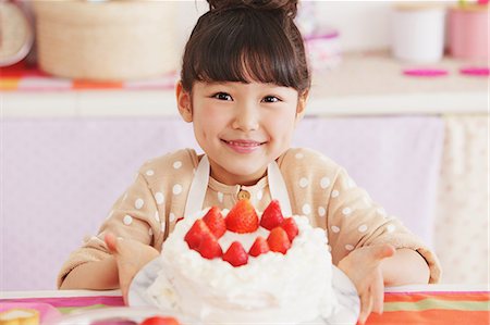 Young girl holding a cake Stockbilder - Lizenzpflichtiges, Bildnummer: 859-06537985