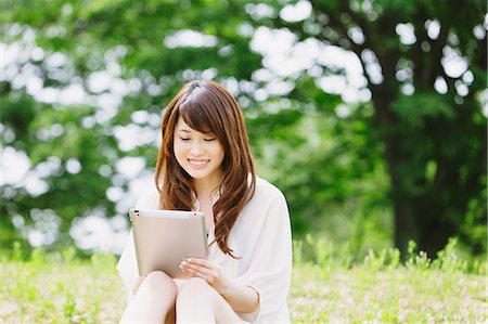 pesquisa de campo - Young woman with tablet Foto de stock - Direito Controlado, Número: 859-06538064