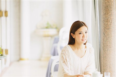 simsearch:859-06404913,k - Young woman relaxing in a cafe Stock Photo - Rights-Managed, Code: 859-06538085