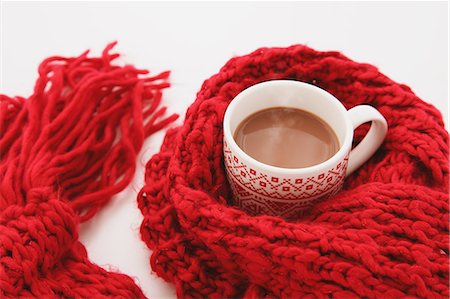 Hot cocoa and red scarf Stockbilder - Lizenzpflichtiges, Bildnummer: 859-06538187