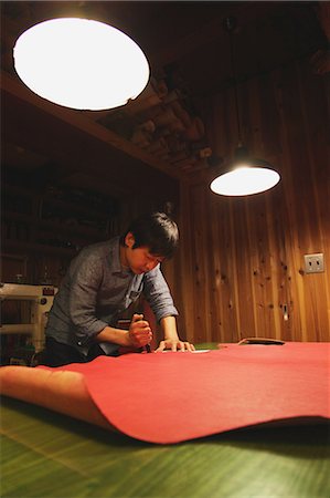 experience - Leather craftsman at work Stock Photo - Rights-Managed, Code: 859-06538214