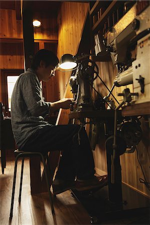 enfiler (aiguille) - Leather craftsman at work Photographie de stock - Rights-Managed, Code: 859-06538215