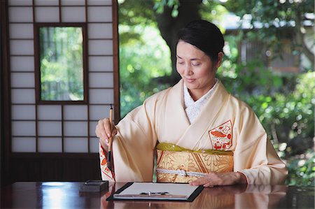 Woman in a kimono practicing calligraphy Foto de stock - Direito Controlado, Número: 859-06538328