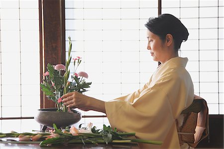 simsearch:859-06538382,k - Woman in a kimono performing flower arrangement Stockbilder - Lizenzpflichtiges, Bildnummer: 859-06538335