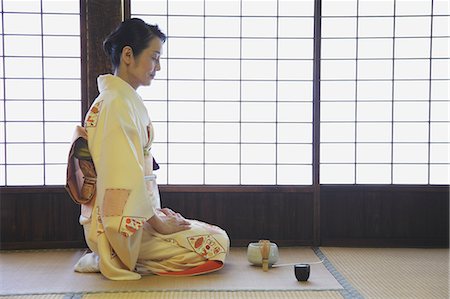 simsearch:859-09155330,k - Woman in a kimono performing tea ceremony Photographie de stock - Rights-Managed, Code: 859-06538330