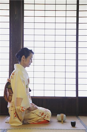 simsearch:859-09155330,k - Woman in a kimono performing tea ceremony Photographie de stock - Rights-Managed, Code: 859-06538331