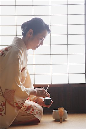 simsearch:859-09155330,k - Woman in a kimono performing tea ceremony Photographie de stock - Rights-Managed, Code: 859-06538332