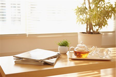 Tea and newspapers on a table Stockbilder - Lizenzpflichtiges, Bildnummer: 859-06538435