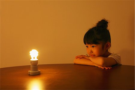 energiesparend - Girl Looking at Light Stockbilder - Lizenzpflichtiges, Bildnummer: 859-06617244
