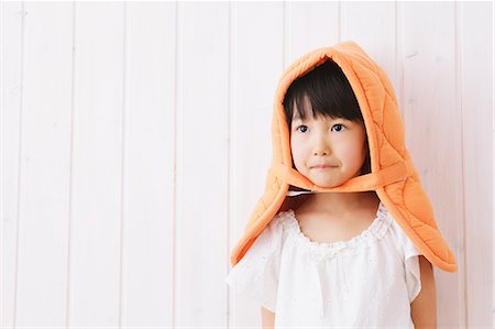 evacuar - Girl Wearing a Disaster Hood Foto de stock - Con derechos protegidos, Código: 859-06617258