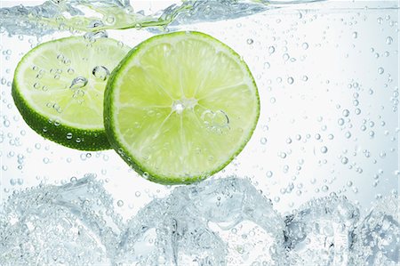 Sparkling Water With Ice And Cut Lime Foto de stock - Con derechos protegidos, Código: 859-06617309