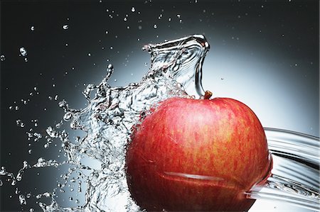 fruit splashes water - Red Apple With Water Stock Photo - Rights-Managed, Code: 859-06617314