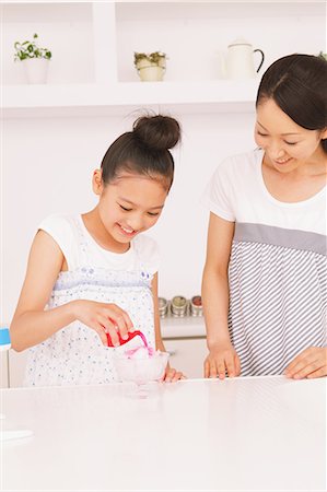 simsearch:859-06617381,k - Mother And Daughter Making Shaved Ice Photographie de stock - Rights-Managed, Code: 859-06617404