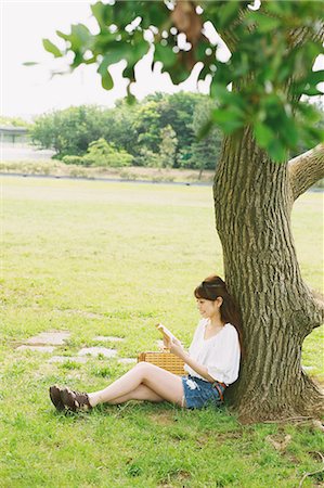 simsearch:859-06538077,k - Woman Reading a Book Under Tree Foto de stock - Direito Controlado, Número: 859-06617459