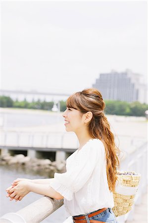daiba - Woman Smiling And Looking Away Stock Photo - Rights-Managed, Code: 859-06617470