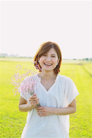 Woman Smiling With a Bouquet Of Flowers Stockbilder - Lizenzpflichtiges, Bildnummer: 859-06617515