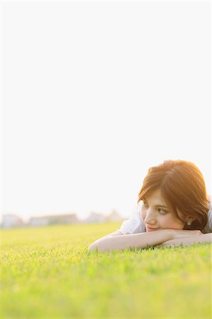 facile - Woman Relaxing In Meadow Foto de stock - Con derechos protegidos, Código: 859-06617523