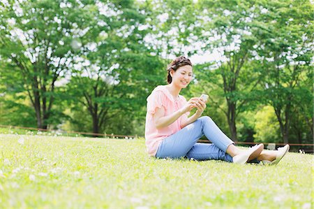 simsearch:859-06538080,k - Japanese woman with a Smartphone relaxing in a meadow Stock Photo - Rights-Managed, Code: 859-06710933